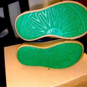 UGG-Toddlers Hamden II size 6T-Black